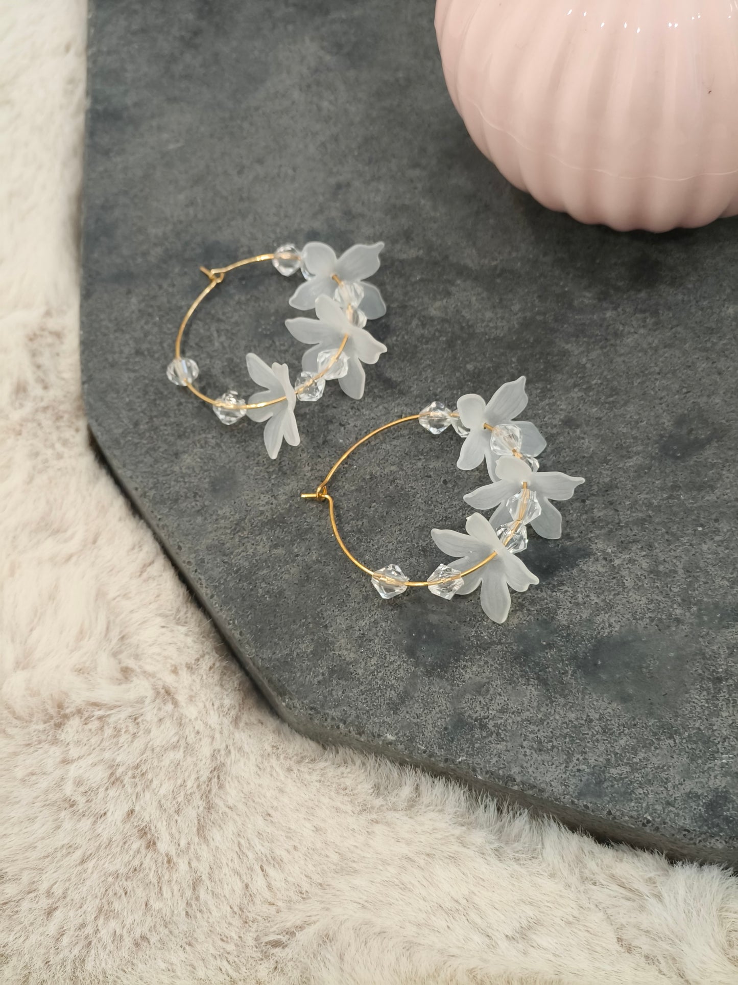 2819 Elegant Round Shape White Flower Earrings