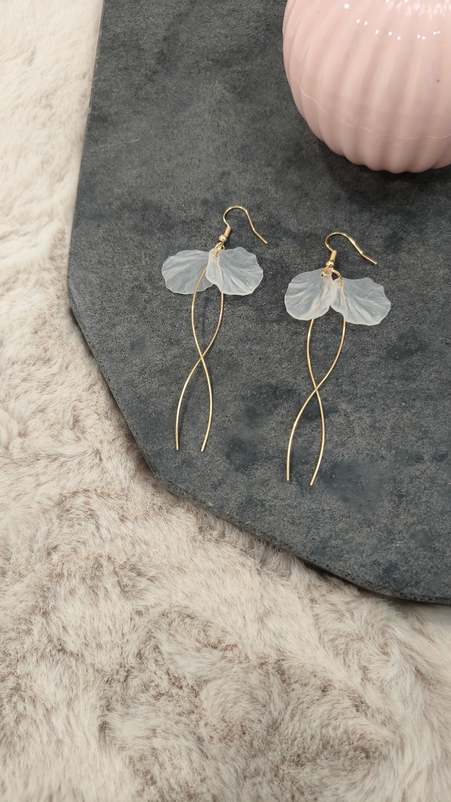 2817 Elegant White Petals Earrings