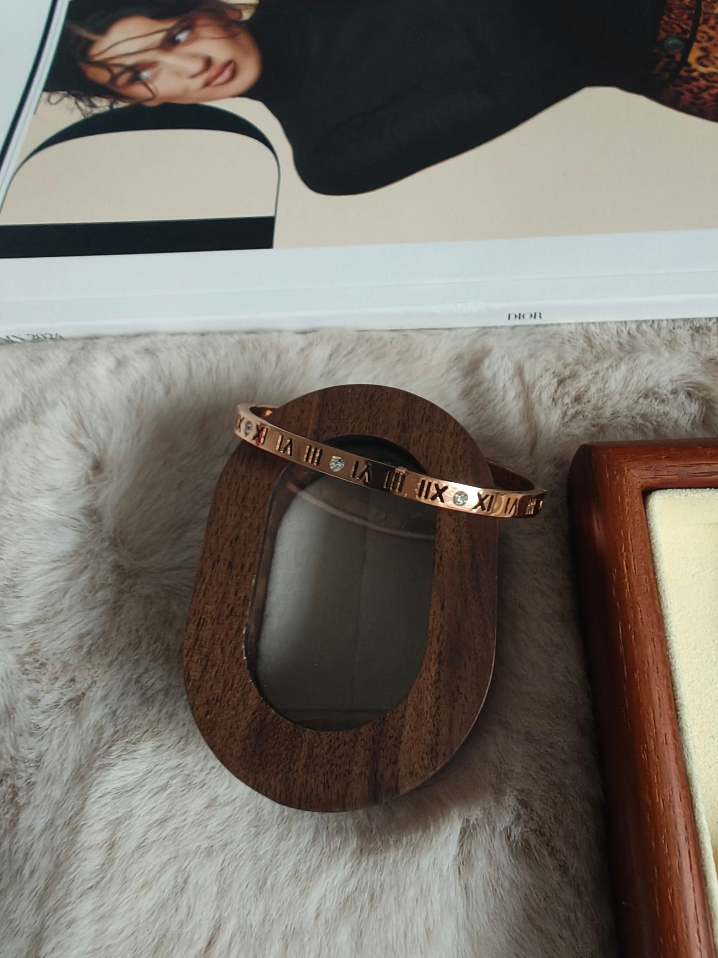 2899 Classic Roman Gold Bangle