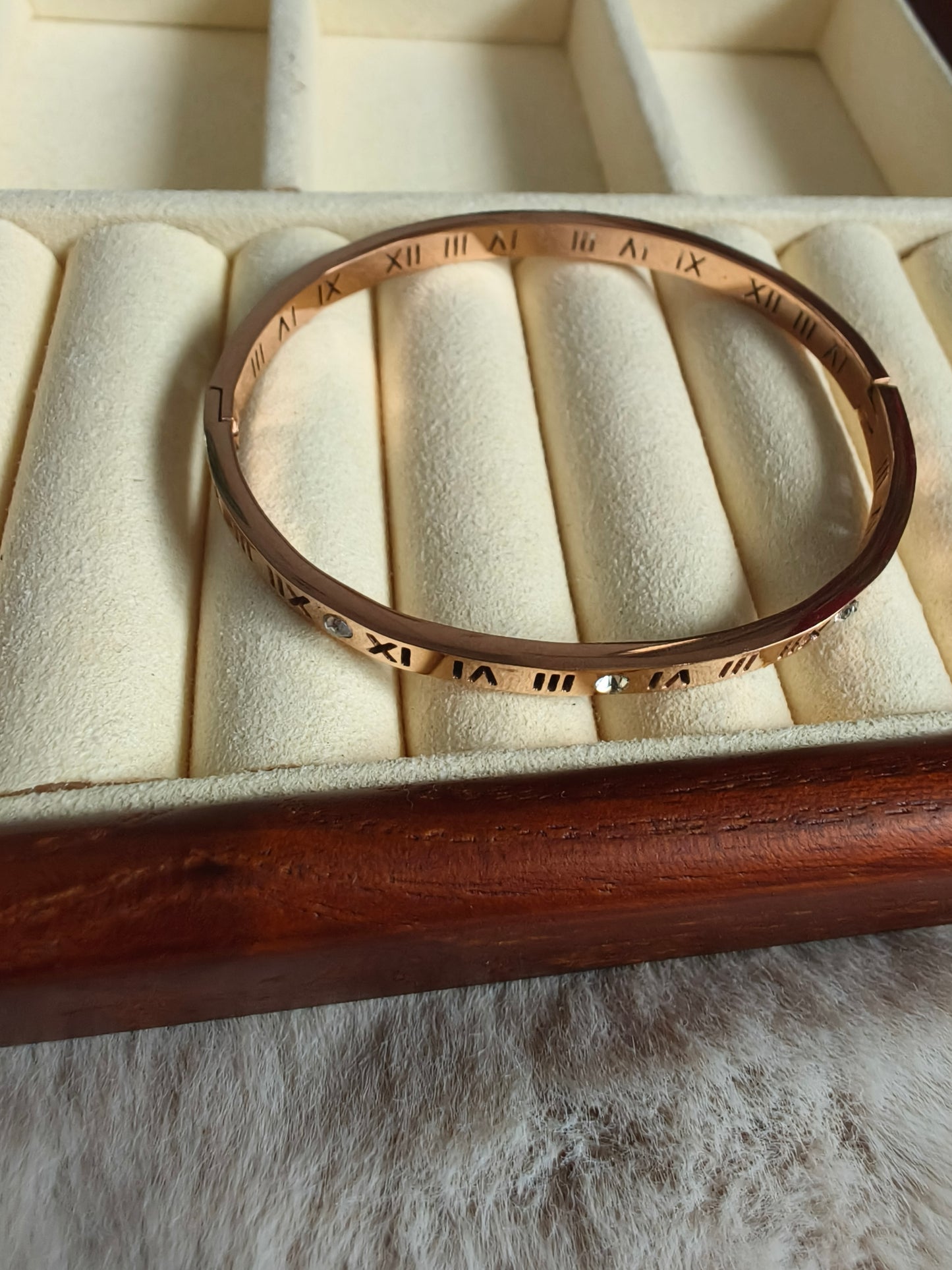 2899 Classic Roman Gold Bangle