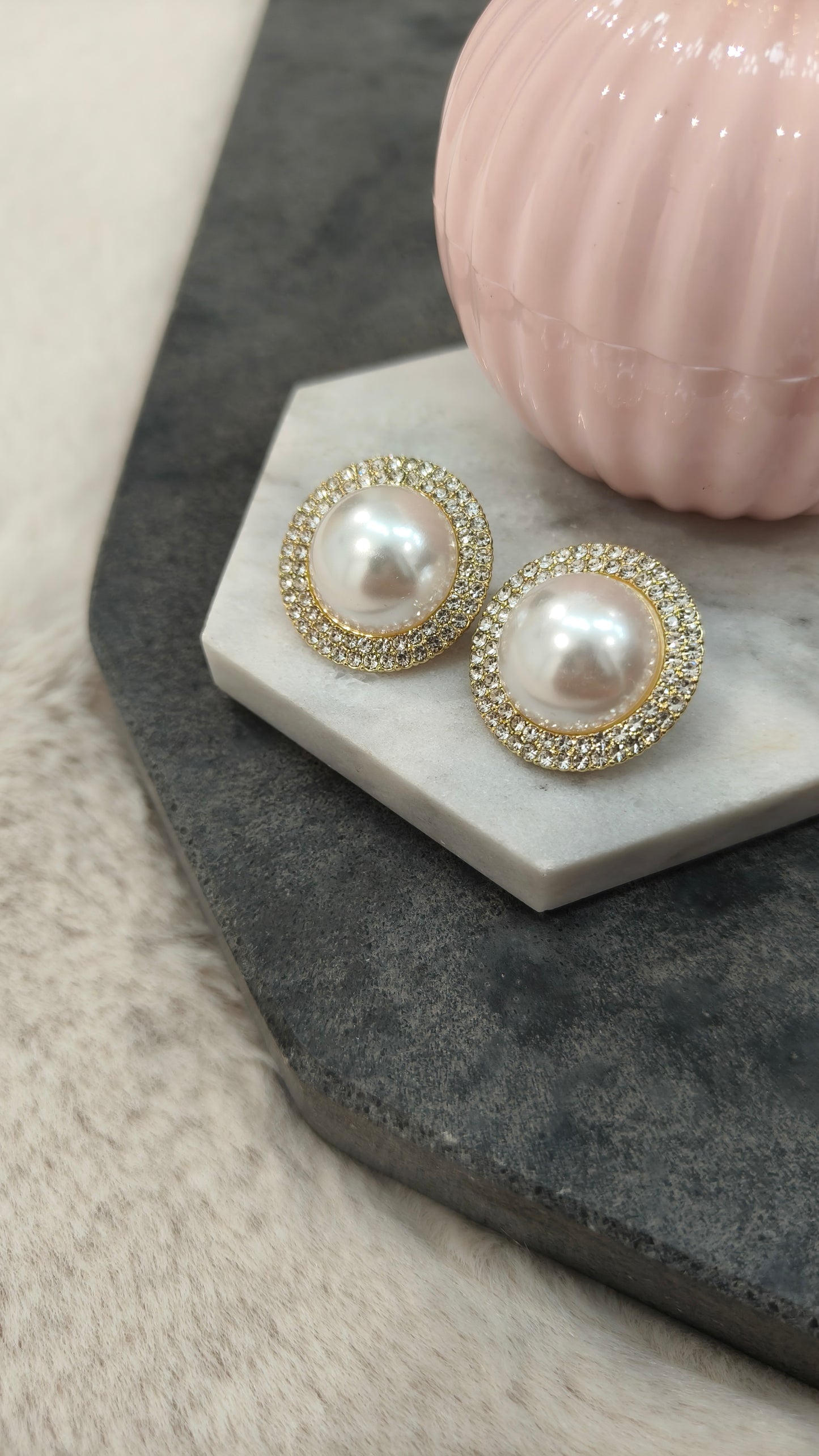 2835 Extravagant Round Pearl Earrings