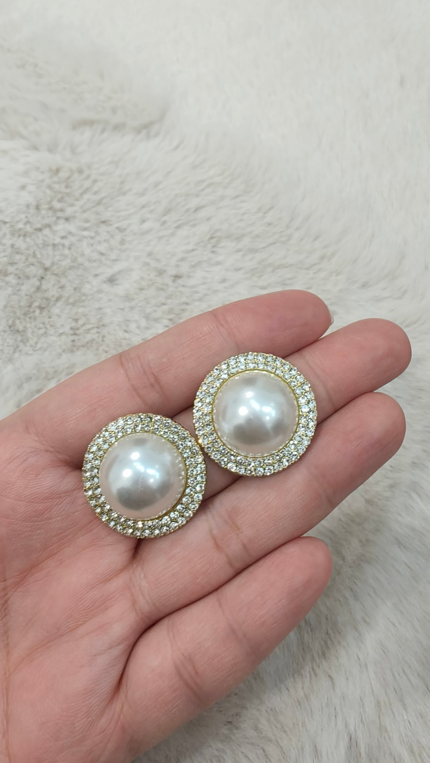 2835 Extravagant Round Pearl Earrings