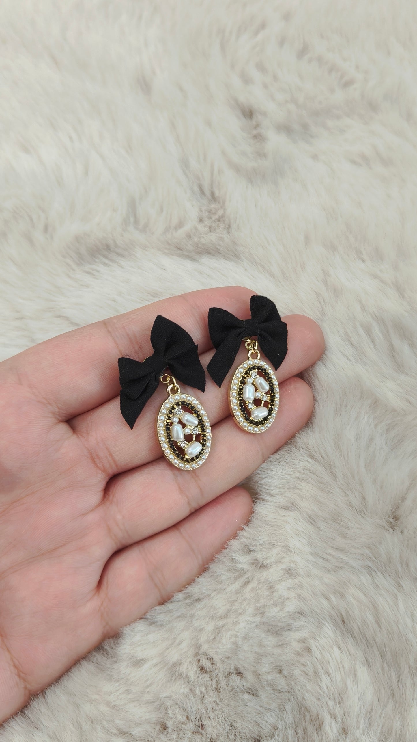 2847 Black Ribbon Elegant Roman Earrings